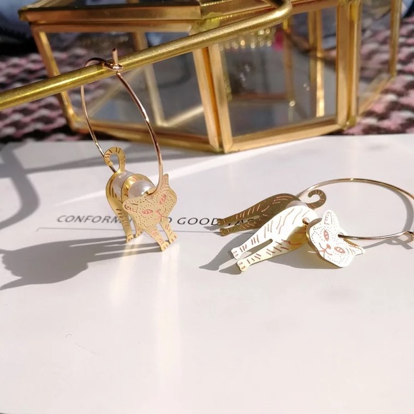 Cute Cat Pearl Hoop Earrings - Picture 2 of 4